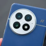 Cụm ba camera sau trên mặt lưng điện thoại OnePlus 13, minh họa xu hướng đa camera trên smartphone.