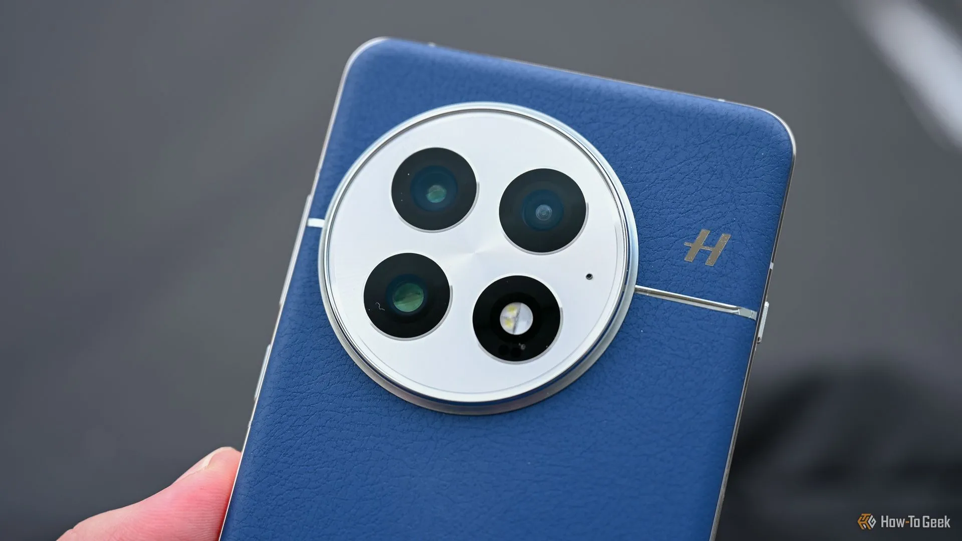 Cụm camera sau của điện thoại OnePlus 13, thể hiện các ống kính và cảm biến.