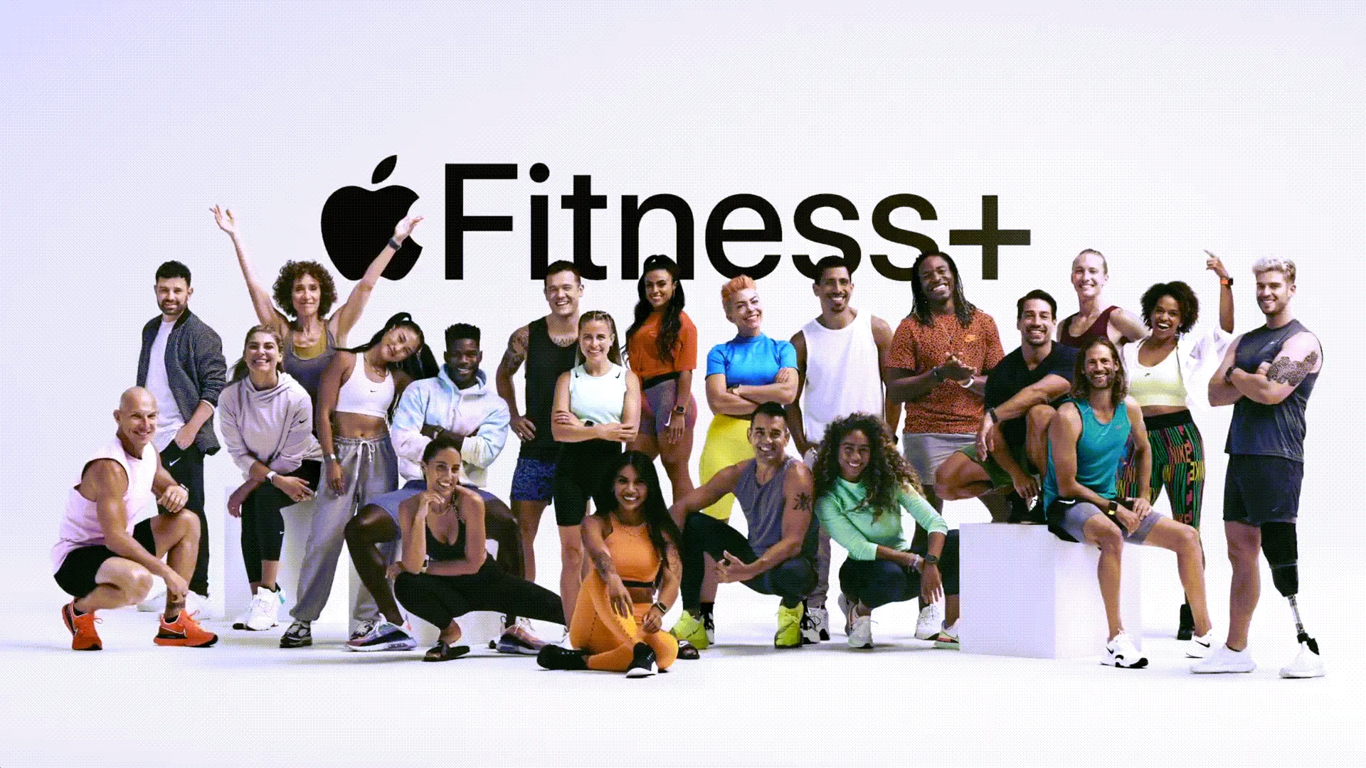 Dàn huấn luyện viên chuyên nghiệp của Apple Fitness+ đứng trước logo dịch vụ