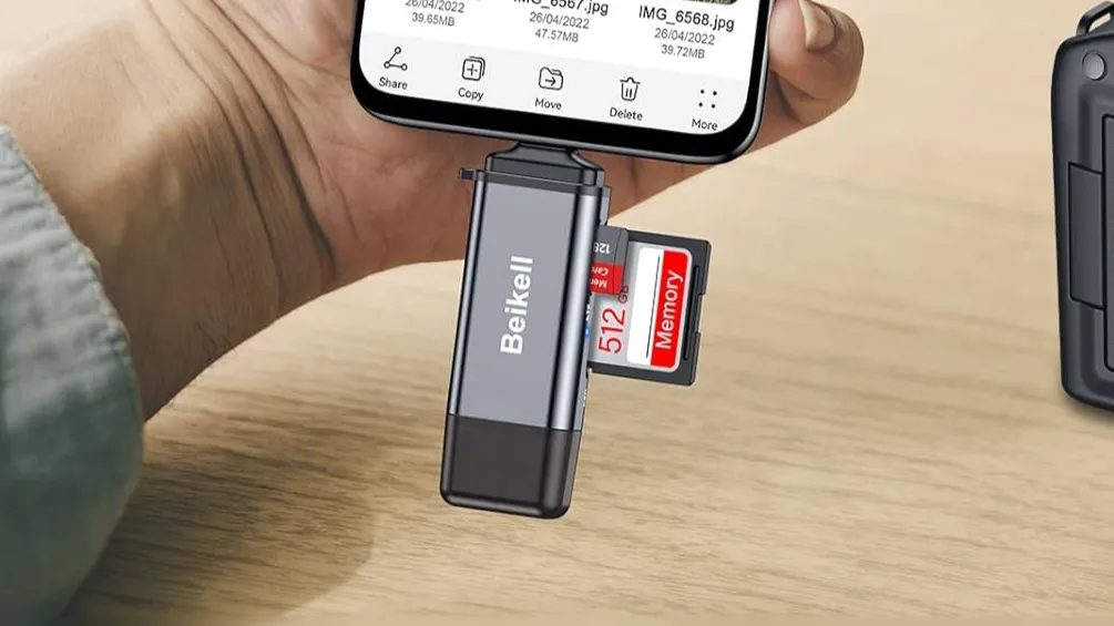 Đầu đọc thẻ nhớ Beikell USB-A và USB-C với hai khe cắm cho thẻ SD và MicroSD.