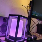 Đèn bàn thông minh màu hồng hoạt động nhờ cổng USB màn hình, tạo không gian làm việc ấm cúng