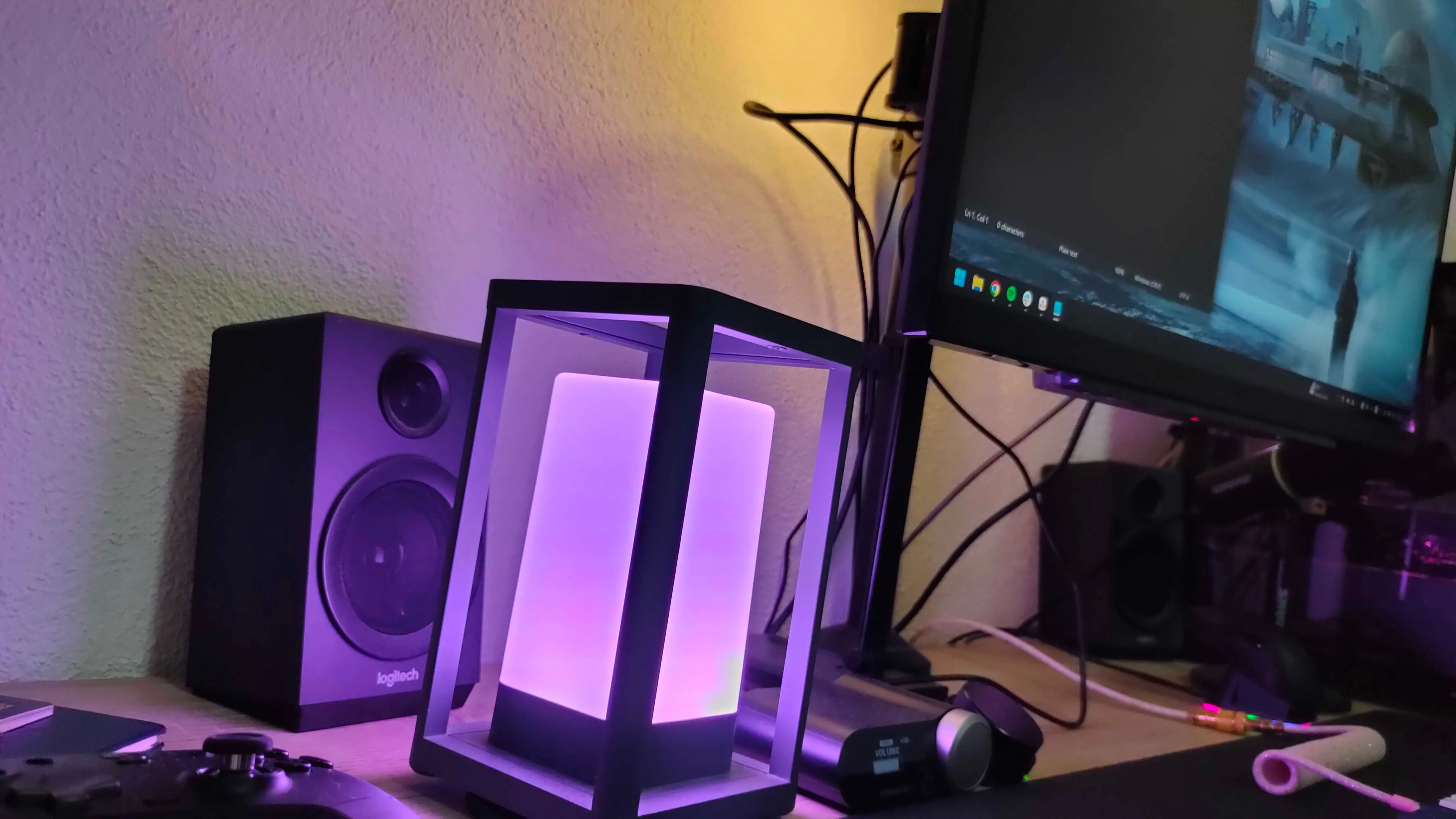 Đèn bàn thông minh màu hồng hoạt động nhờ cổng USB màn hình, tạo không gian làm việc ấm cúng