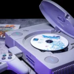Đĩa game Dragon Quest VII trong máy PlayStation 2, biểu tượng của các tựa game độc quyền huyền thoại trên console Sony