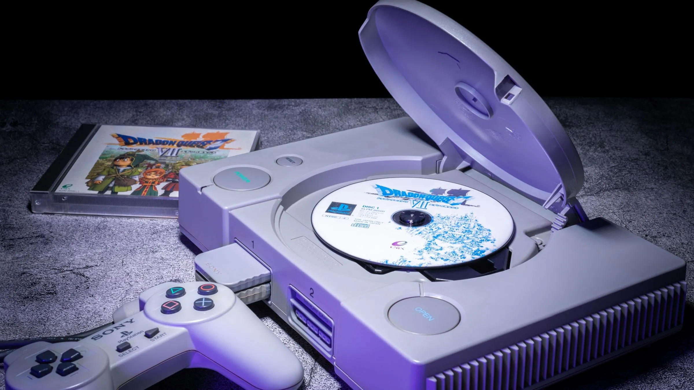 Đĩa game Dragon Quest VII trong máy PlayStation 2, biểu tượng của các tựa game độc quyền huyền thoại trên console Sony