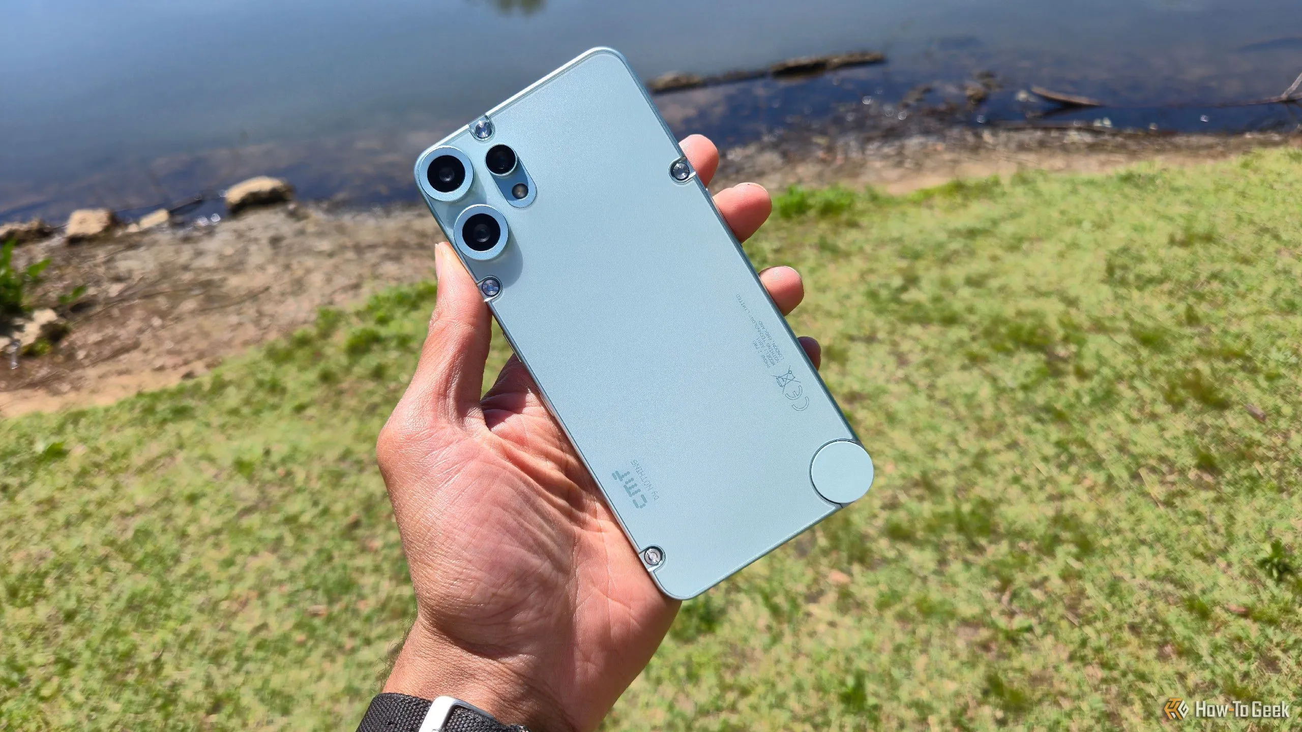Điện thoại CMF Phone 2 Pro với thiết kế tối giản, đặt cạnh mặt hồ