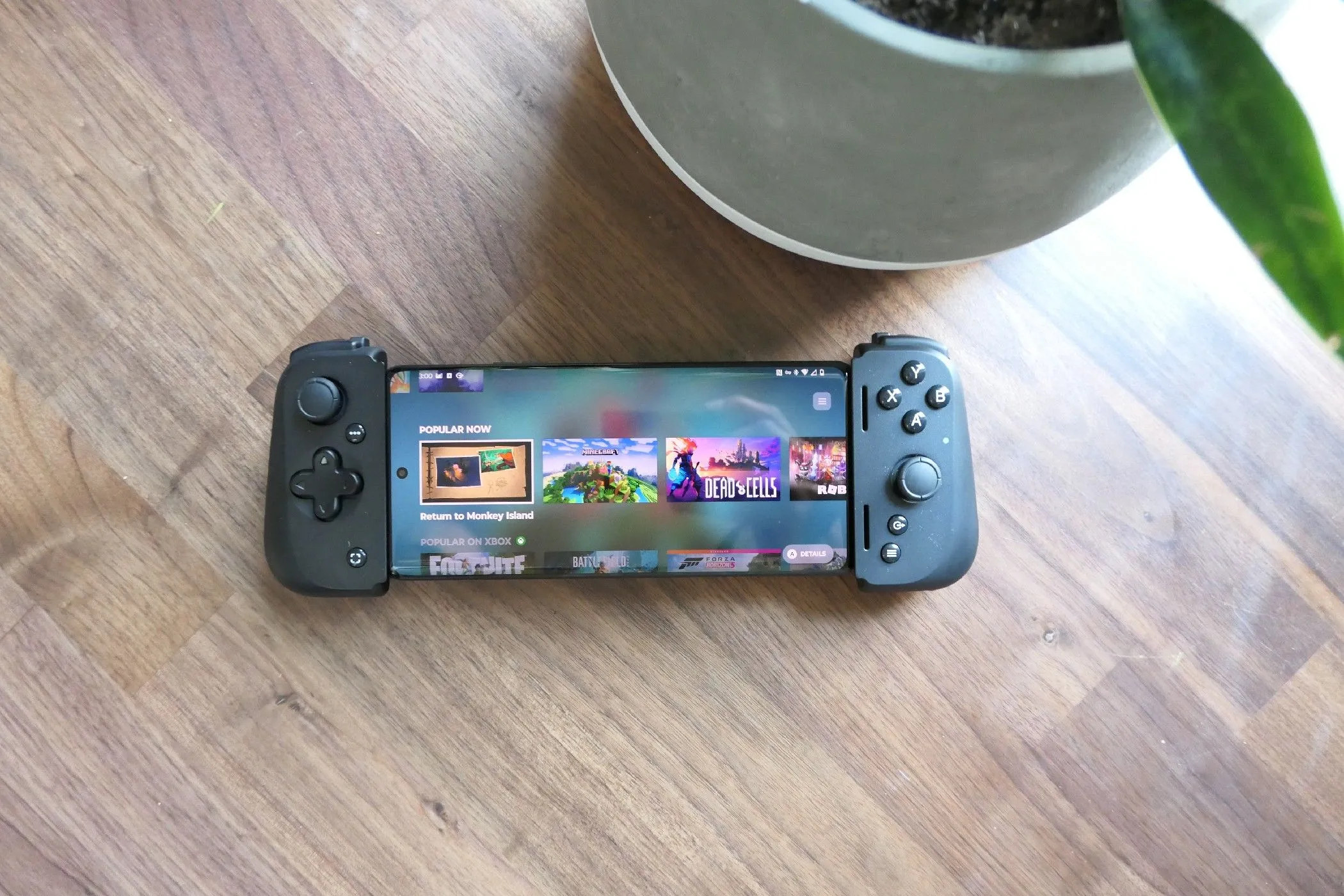 Điện thoại Motorola Edge+ gắn vào tay cầm chơi game Razer Kishi v2, giải pháp cải thiện trải nghiệm chơi game mobile