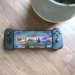 Điện thoại Motorola Edge+ gắn vào tay cầm chơi game Razer Kishi v2, minh họa cách game launcher biến smartphone thành thiết bị chơi game cầm tay chuyên nghiệp.