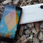 Điện thoại Nexus 5 với giao diện hệ điều hành Android thuần khiết, biểu tượng cho kỷ nguyên smartphone bùng nổ.