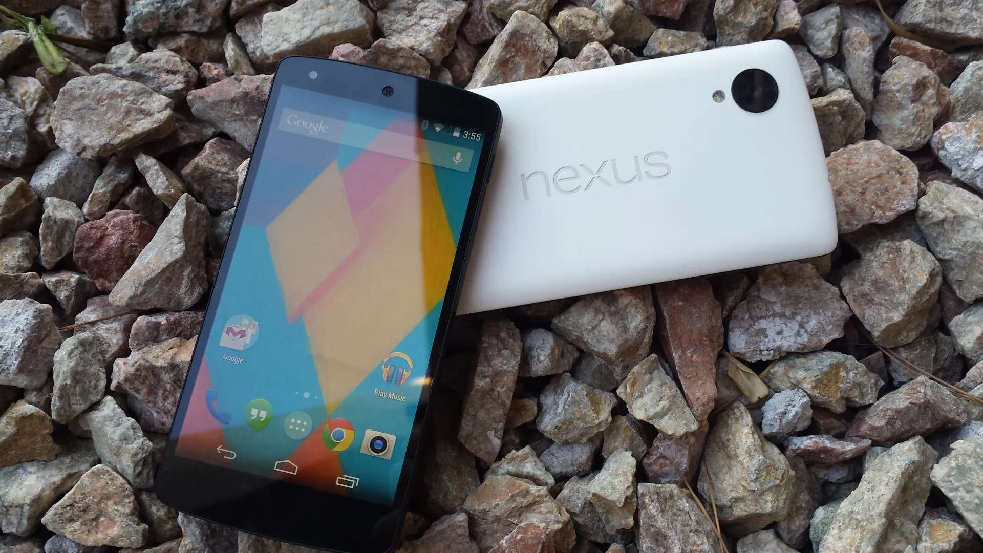 Điện thoại Nexus 5 với giao diện hệ điều hành Android thuần khiết, biểu tượng cho kỷ nguyên smartphone bùng nổ.