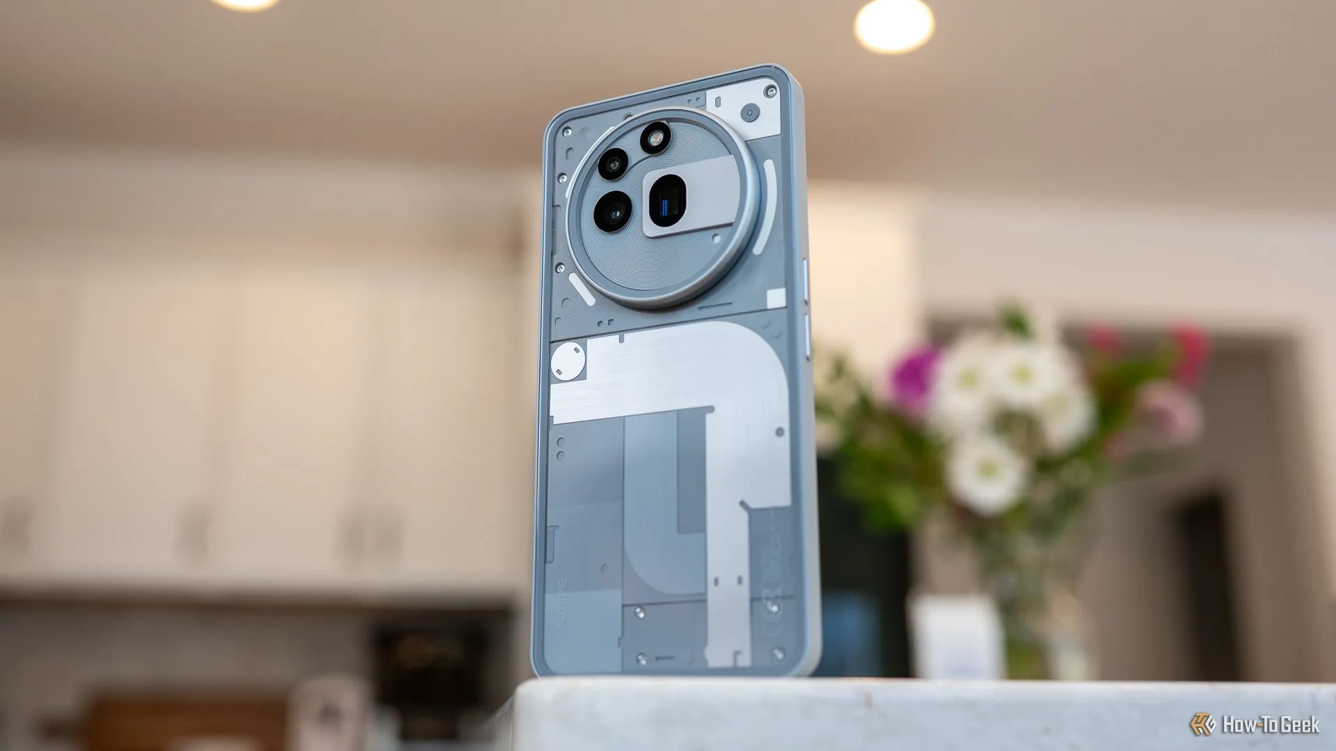 Điện thoại Nothing Phone (3a) Pro với thiết kế trong suốt và camera kép