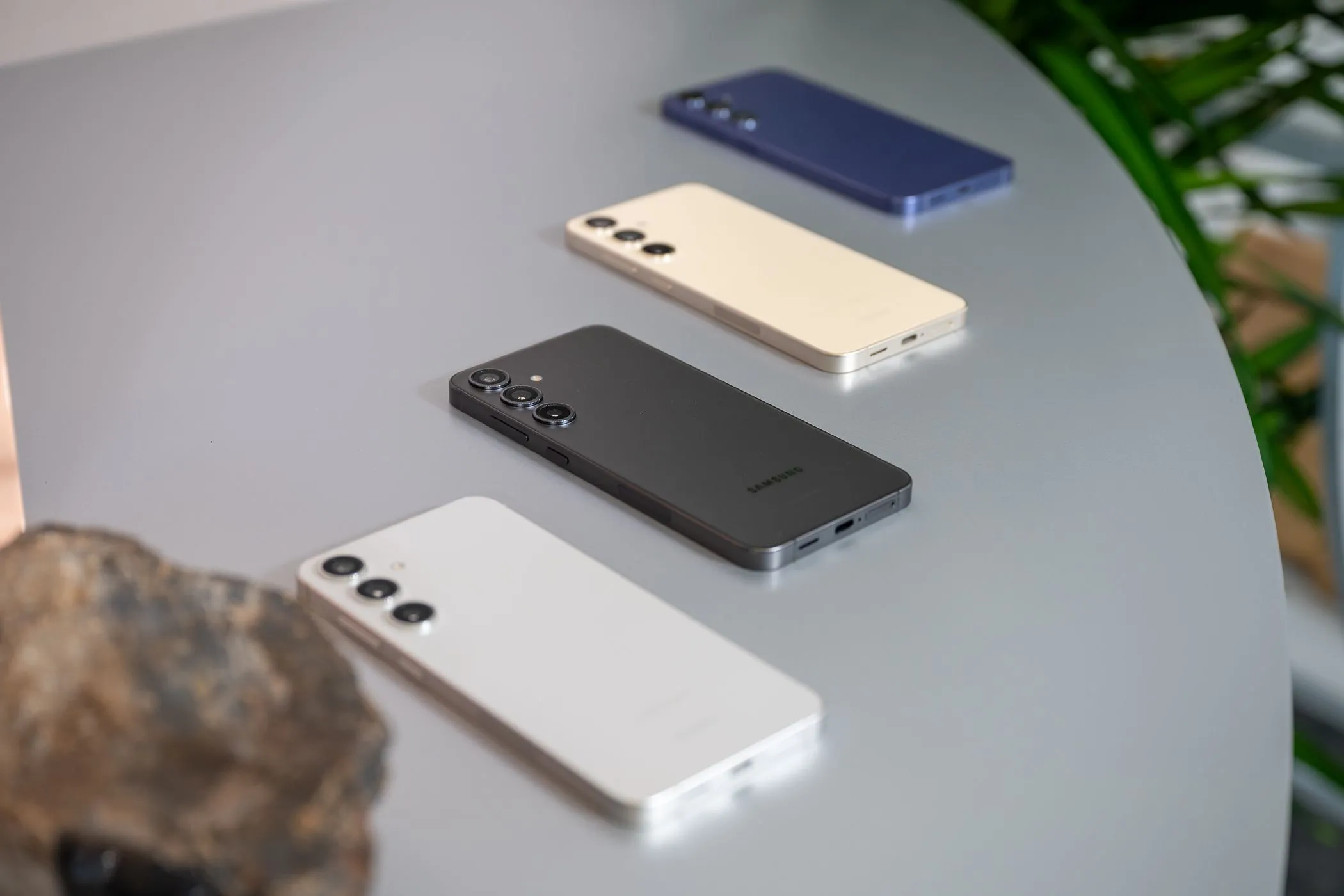 Điện thoại Samsung Galaxy S24 với thiết kế sang trọng đặt trên bàn, thể hiện sự tương đồng ngoại hình giữa các dòng máy