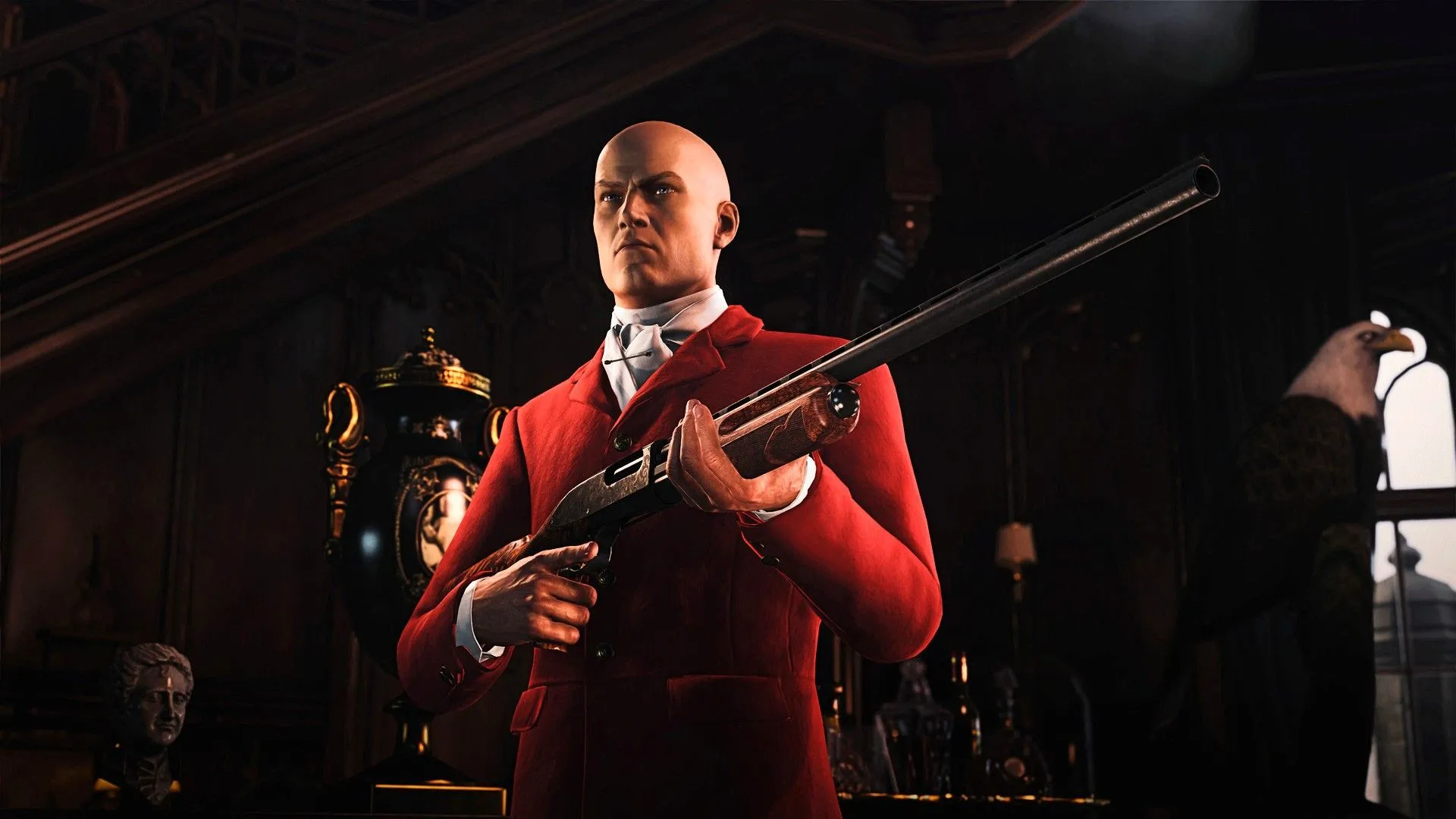 Điệp viên 47 với bộ đồ đỏ và khẩu shotgun trong một nhiệm vụ Hitman 3.