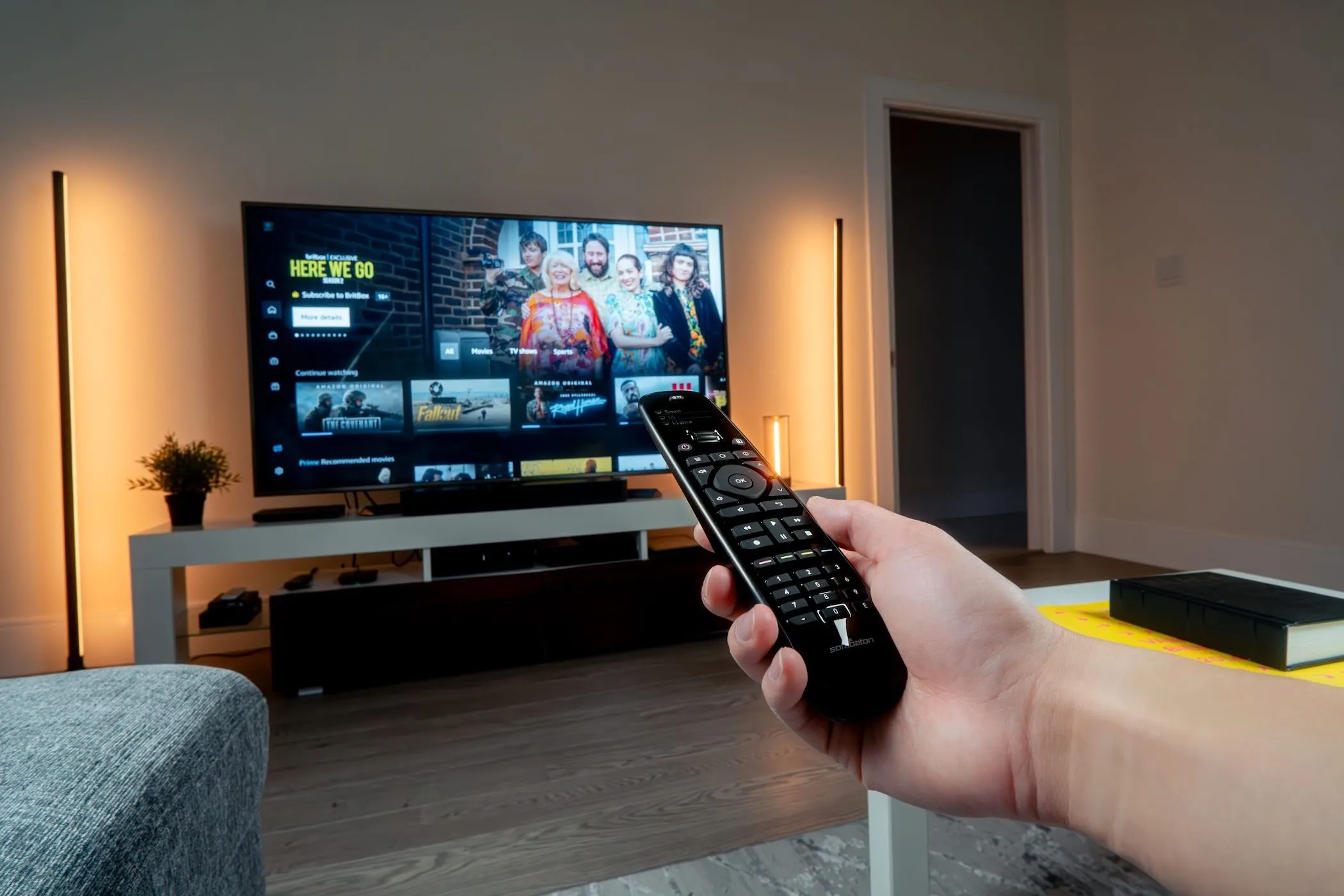 Điều khiển từ xa đa năng Sofabaton với các nút được chiếu sáng