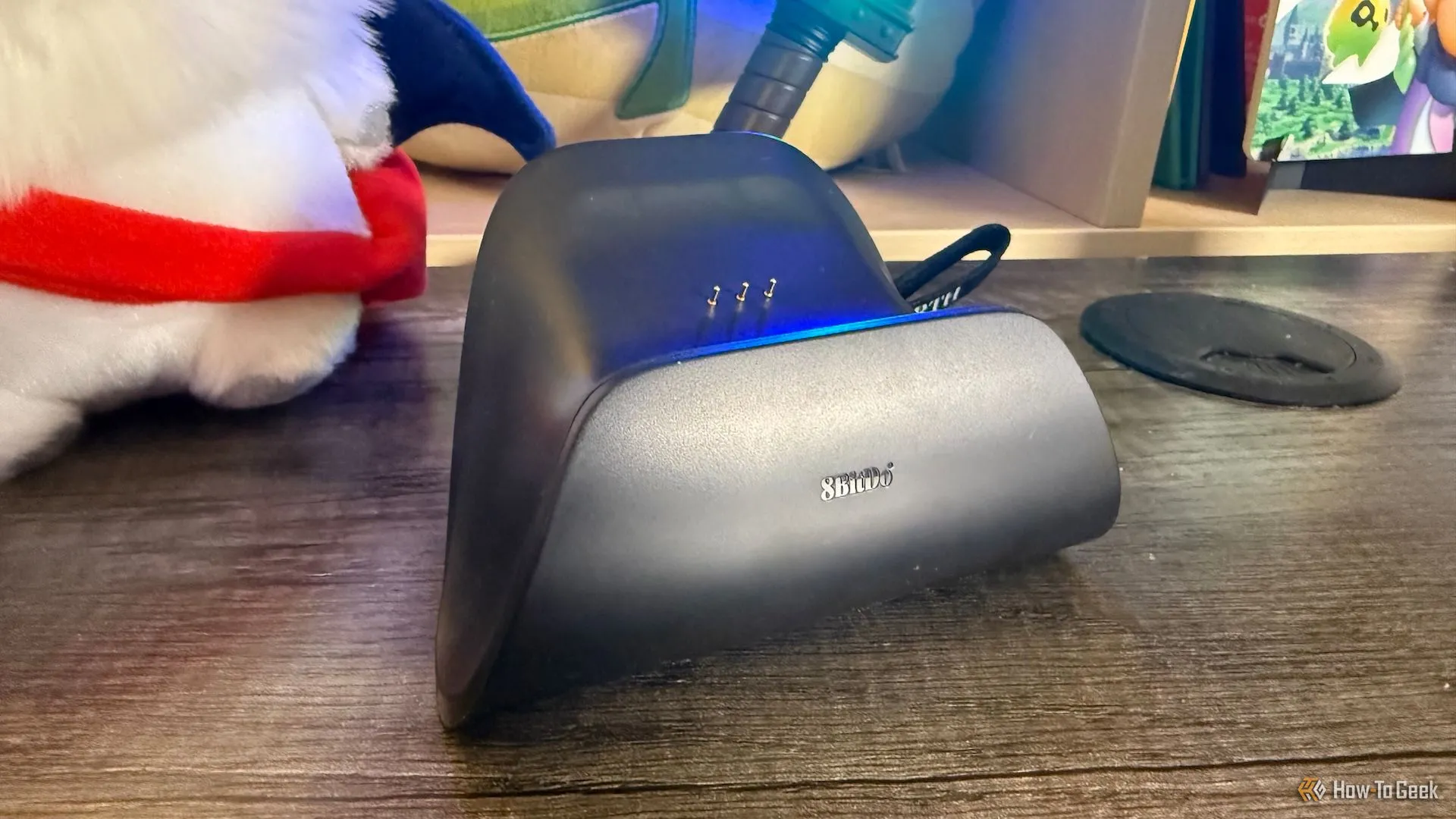 Dock sạc 8BitDo Ultimate 2.4G kèm bộ thu sóng 2.4 GHz nhỏ gọn.