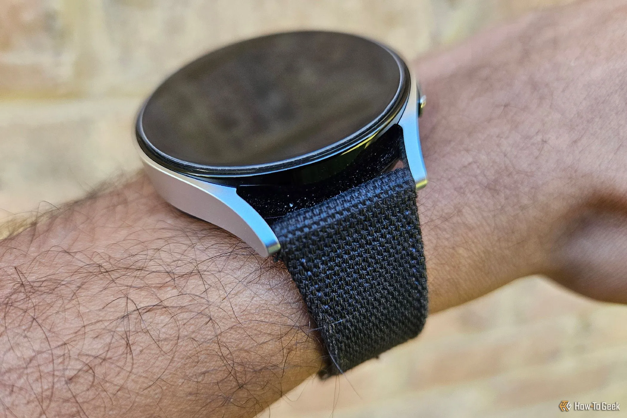 Đồng hồ Samsung Galaxy Watch 6 với dây đeo tùy chỉnh, nhấn mạnh khả năng thay đổi phong cách.