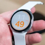 Đồng hồ thông minh Galaxy Watch 8 với thiết kế vuông tròn hiện đại trên cổ tay người dùng.