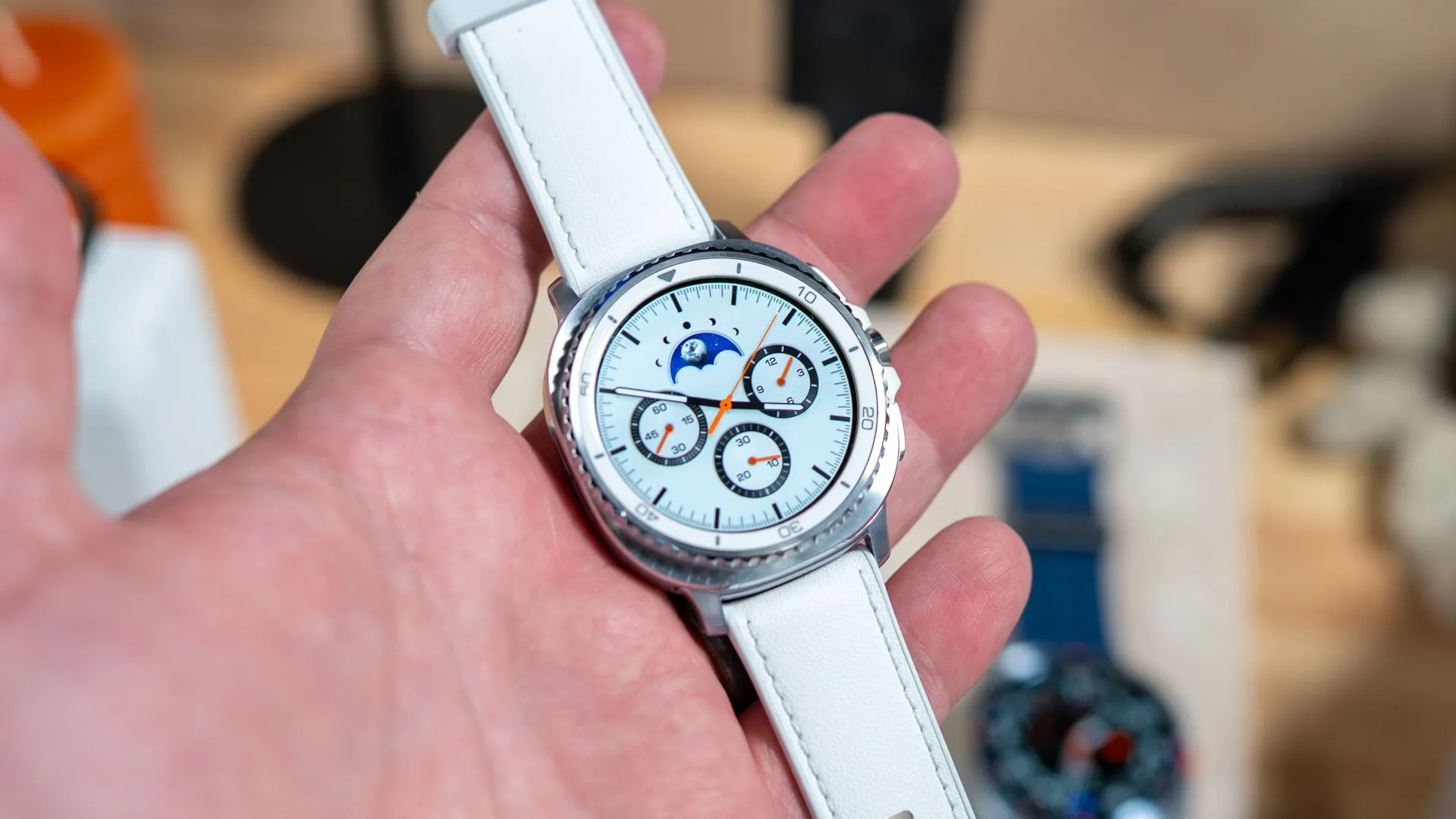 Galaxy Watch 8 Classic nổi bật với viền xoay vật lý và thiết kế truyền thống.