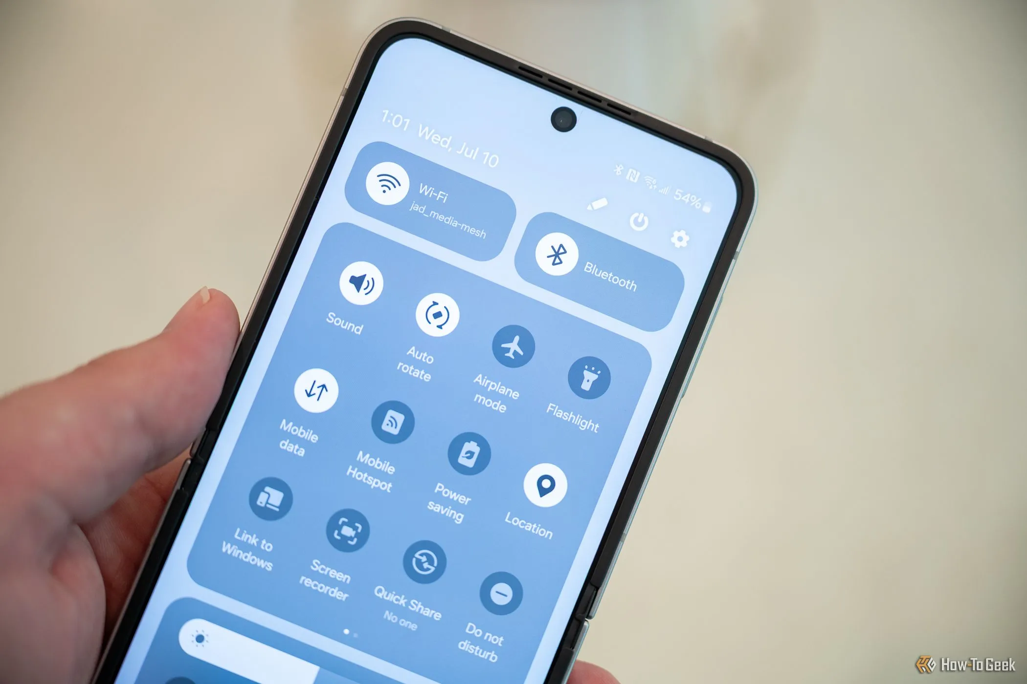 Galaxy Z Flip 6 mở hoàn toàn, hiển thị thanh thông báo và giao diện One UI, minh họa trải nghiệm phần mềm