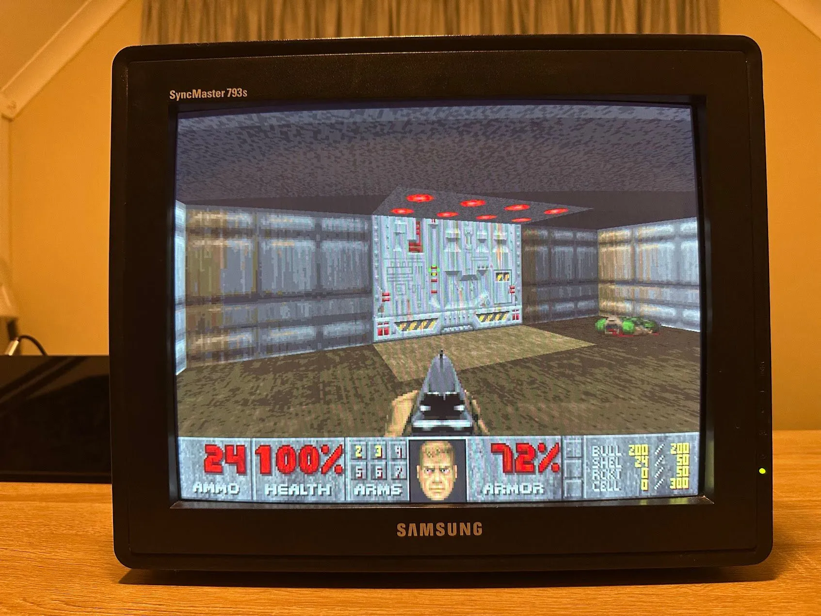 Game DOOM (1993) đang hiển thị trên màn hình CRT, minh họa đồ họa 2.5D đột phá của engine Id Tech 1.
