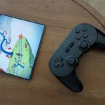Game Figment đang chạy trên điện thoại Samsung Galaxy Z Fold 6 cùng tay cầm chơi game Bluetooth 8BitDo Pro 2