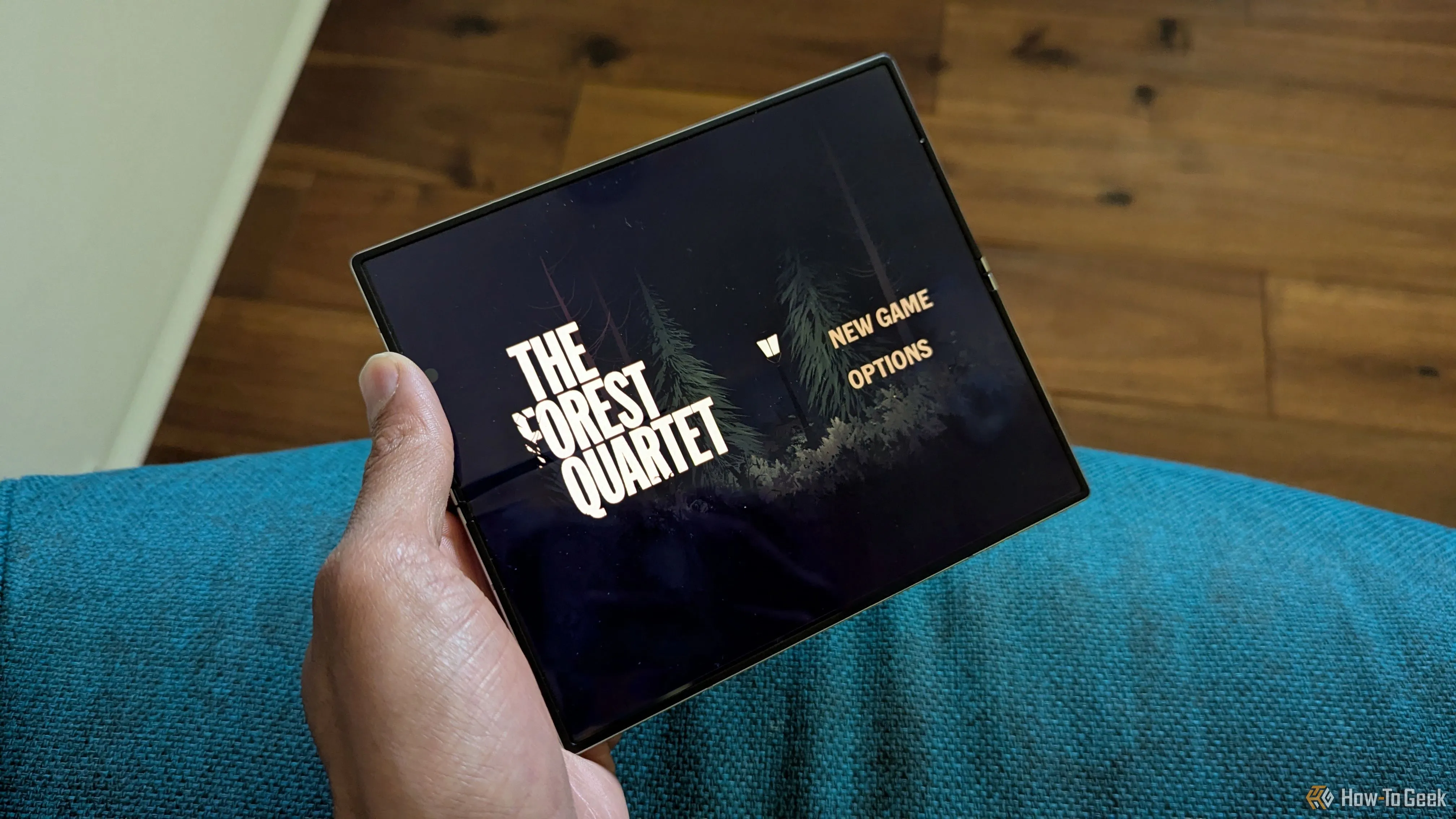 Game phiêu lưu giải đố The Forest Quartet hiển thị trên điện thoại Samsung Galaxy Z Fold 6 với hình ảnh nhân vật hồn ma và bối cảnh rừng cây