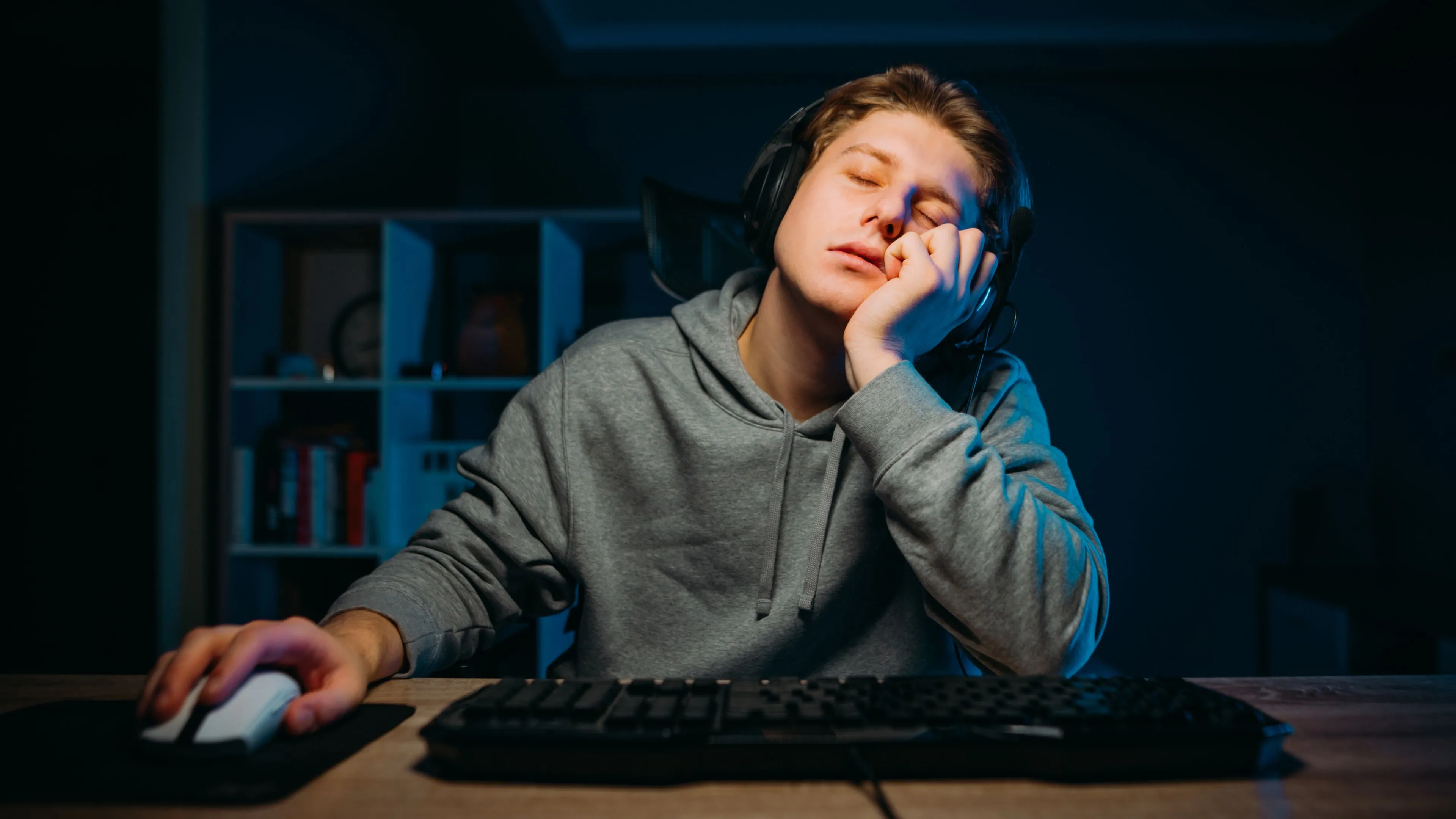 Game thủ mệt mỏi bên máy tính, thể hiện sự thiếu hứng thú khi ngành game thiếu cạnh tranh.