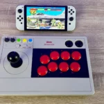 Game thủ sử dụng cần gạt 8BitDo Arcade Stick để thực hiện né tránh i-frames trong Street Fighter 2 trên Nintendo Switch OLED