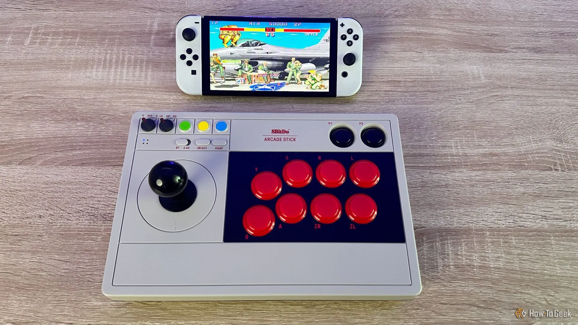 Game thủ sử dụng cần gạt 8BitDo Arcade Stick để thực hiện né tránh i-frames trong Street Fighter 2 trên Nintendo Switch OLED