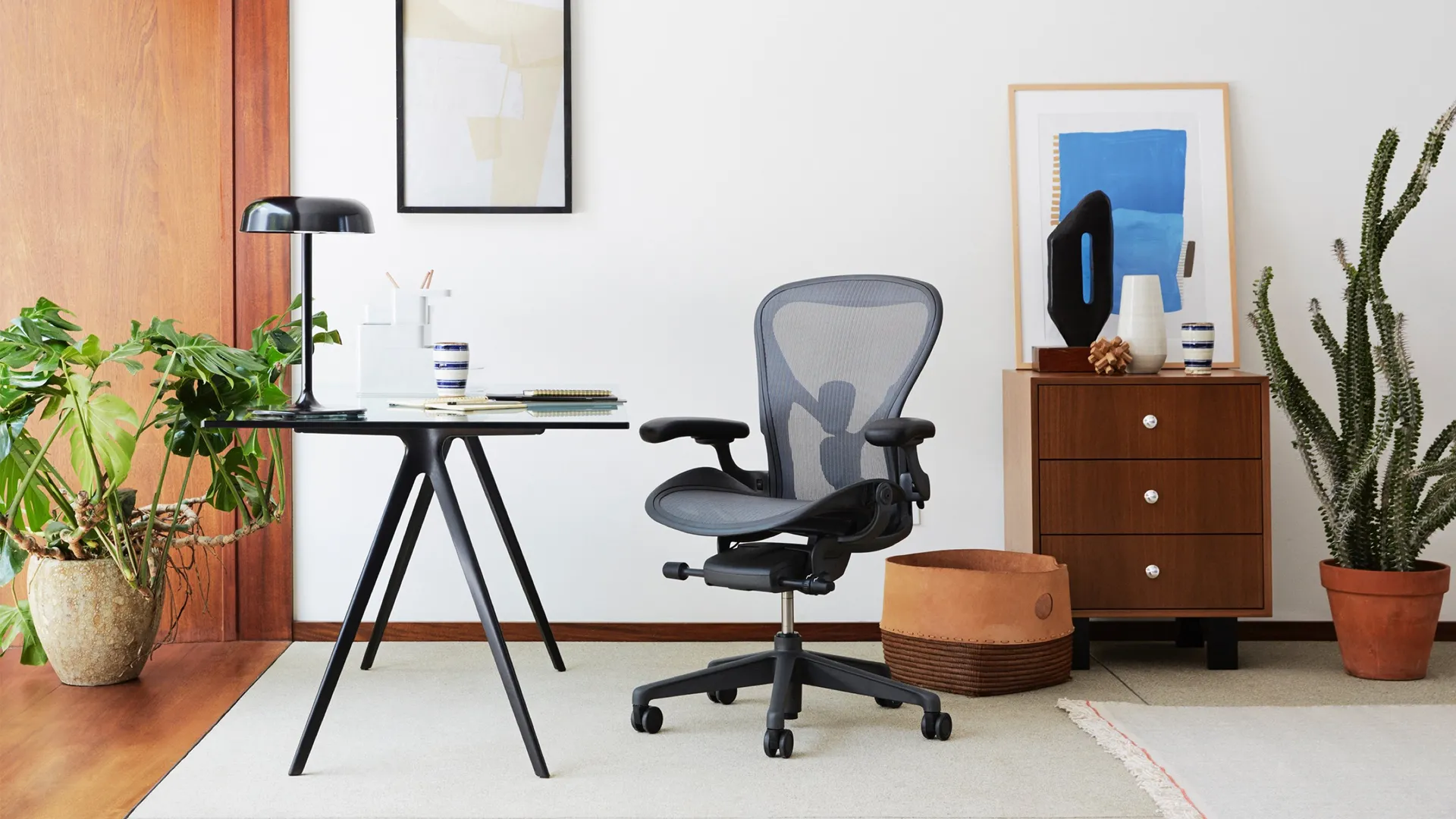 Ghế văn phòng Herman Miller Aeron trong không gian làm việc