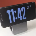 Giá đỡ điện thoại MagFlow Qi2 đang giữ iPhone ở chế độ StandBy, tối ưu góc nhìn để xem thông báo và giờ.