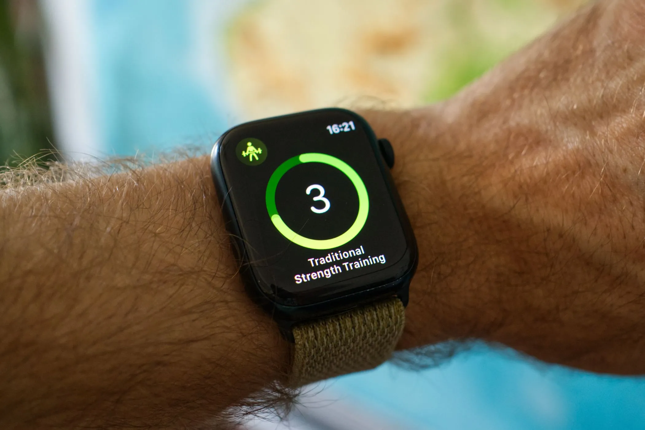 Giao diện Apple Watch Series 8 hiển thị các chỉ số trong bài tập sức mạnh.