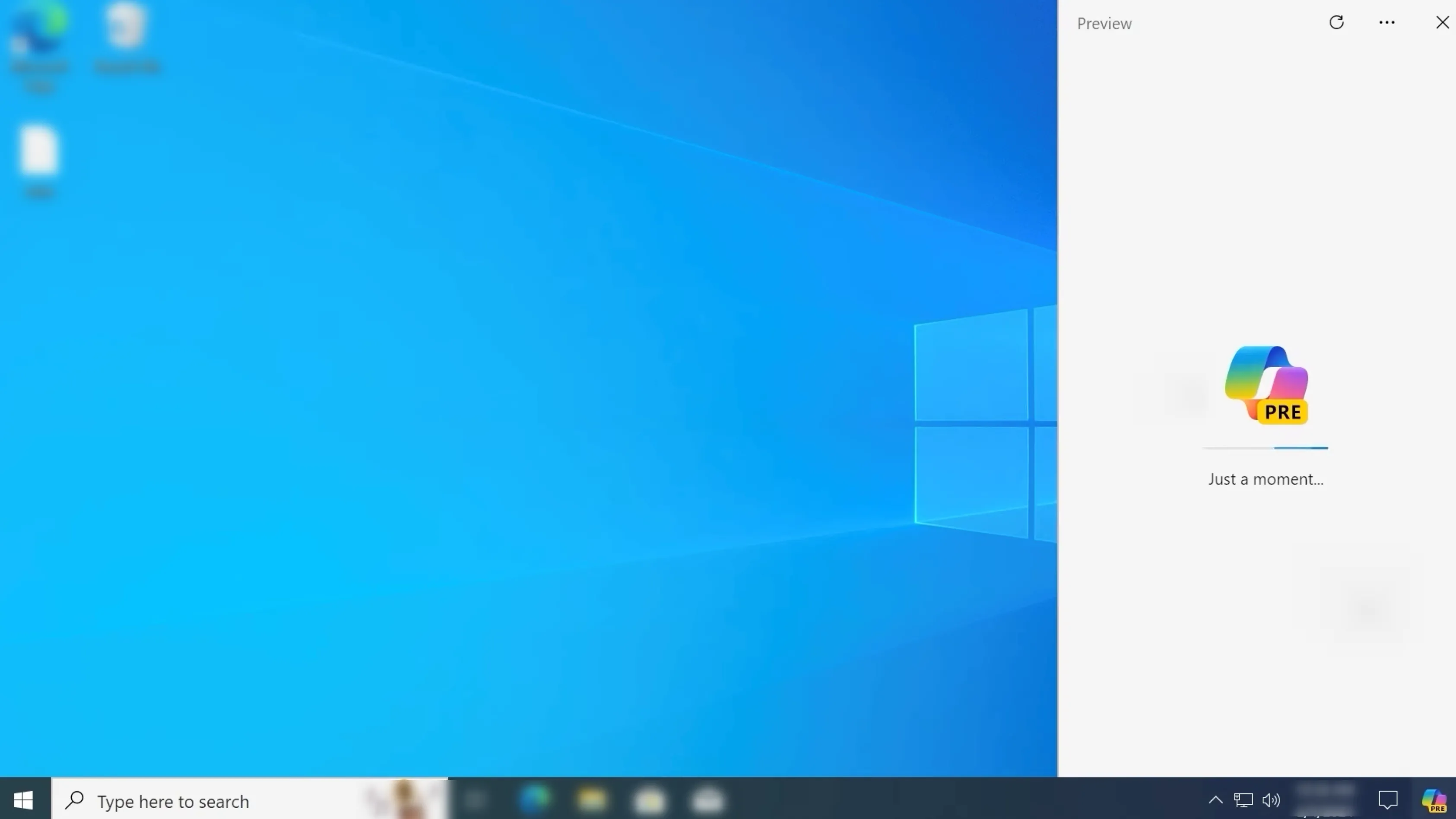 Giao diện Copilot AI đang mở trên màn hình máy tính sử dụng Windows 10, hiển thị chức năng trợ lý ảo.