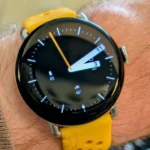 Giao diện Digalog watch face tinh tế kết hợp analog và digital trên Google Pixel Watch 3