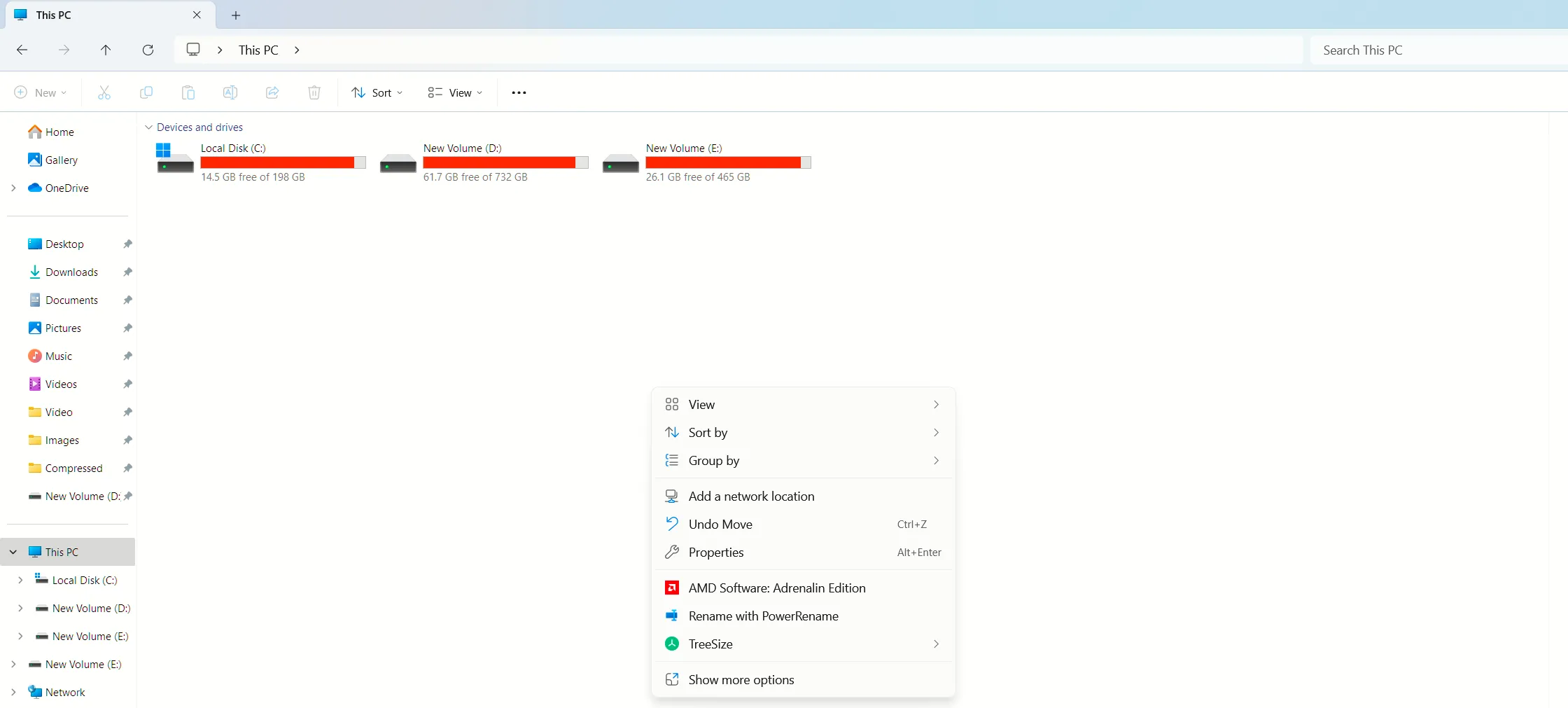 Giao diện File Explorer và menu ngữ cảnh được thiết kế lại trên Windows 11, với các tùy chọn được thu gọn.