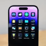 Giao diện màn hình chính iPhone với biểu tượng ứng dụng ở chế độ tối.
