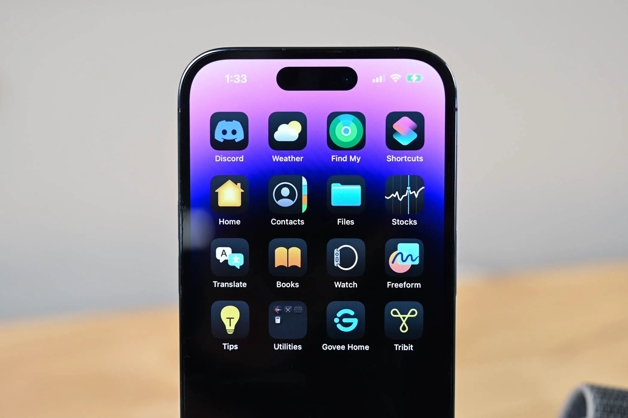 Giao diện màn hình chính iPhone với biểu tượng ứng dụng ở chế độ tối.