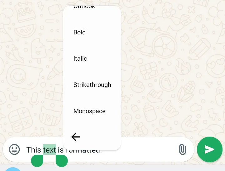 Giao diện WhatsApp hiển thị tùy chọn định dạng văn bản khi người dùng giữ chạm vào đoạn văn bản đã chọn.