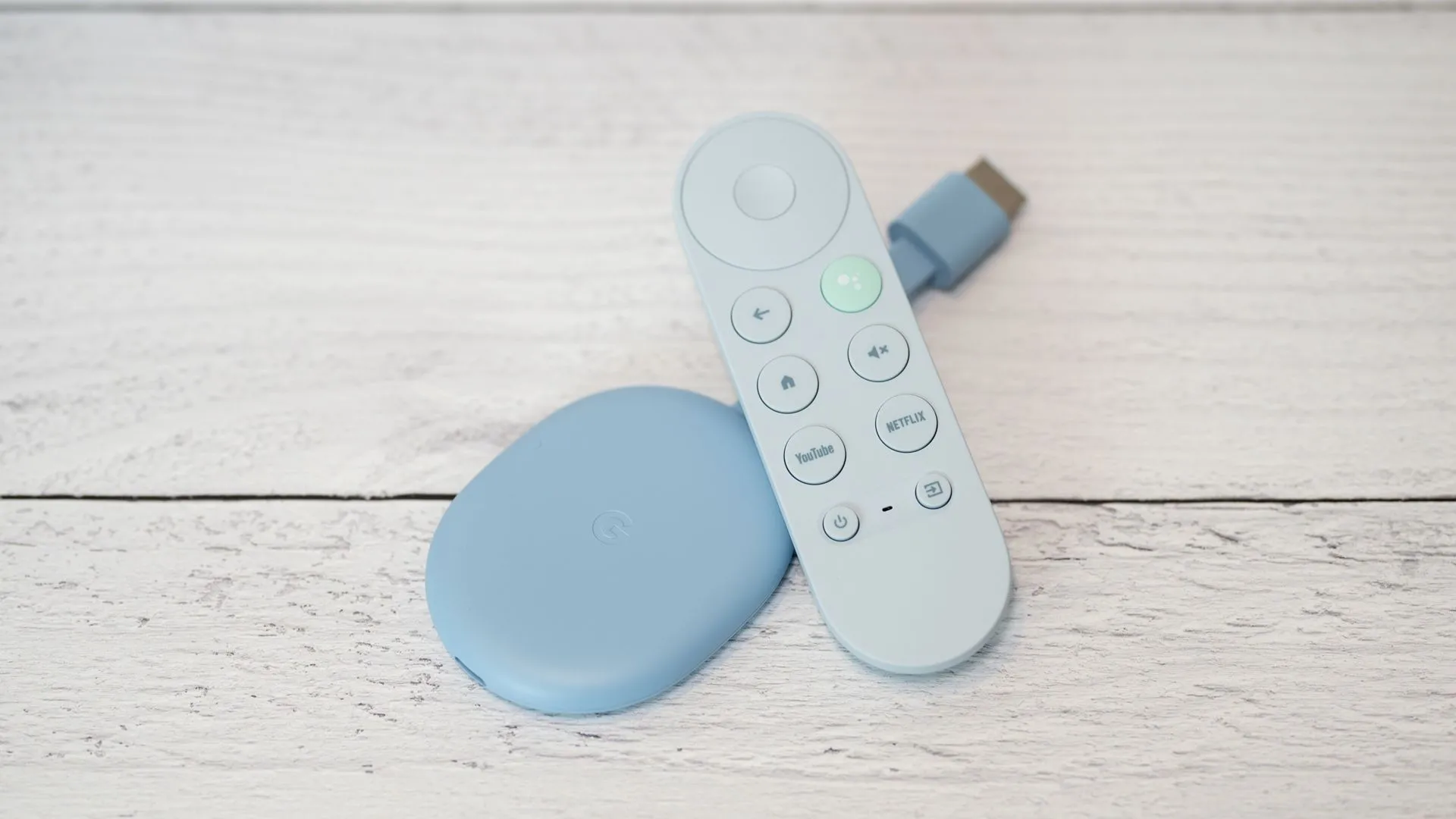 Google Chromecast với Google TV được cầm trên tay
