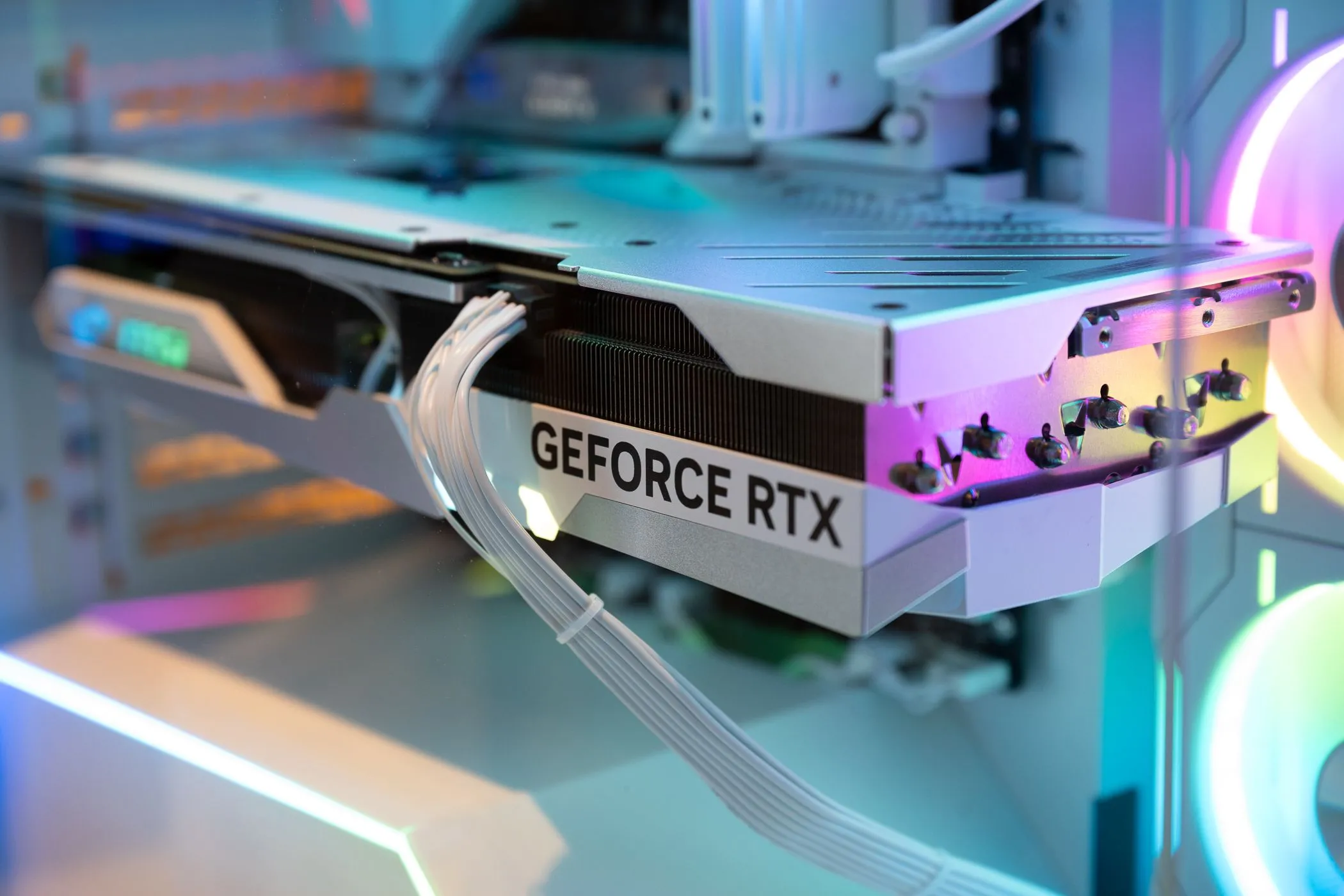 GPU NVIDIA GeForce RTX bên trong một máy tính gaming