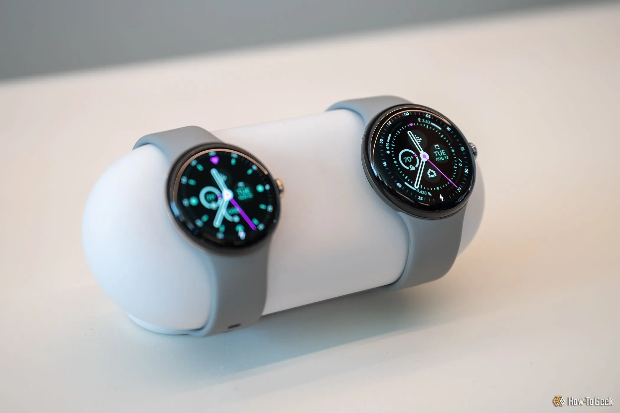 Hai phiên bản Google Pixel Watch 3 41mm và 45mm trưng bày tại sự kiện Made By Google 2024, minh họa sự đa dạng kích thước.
