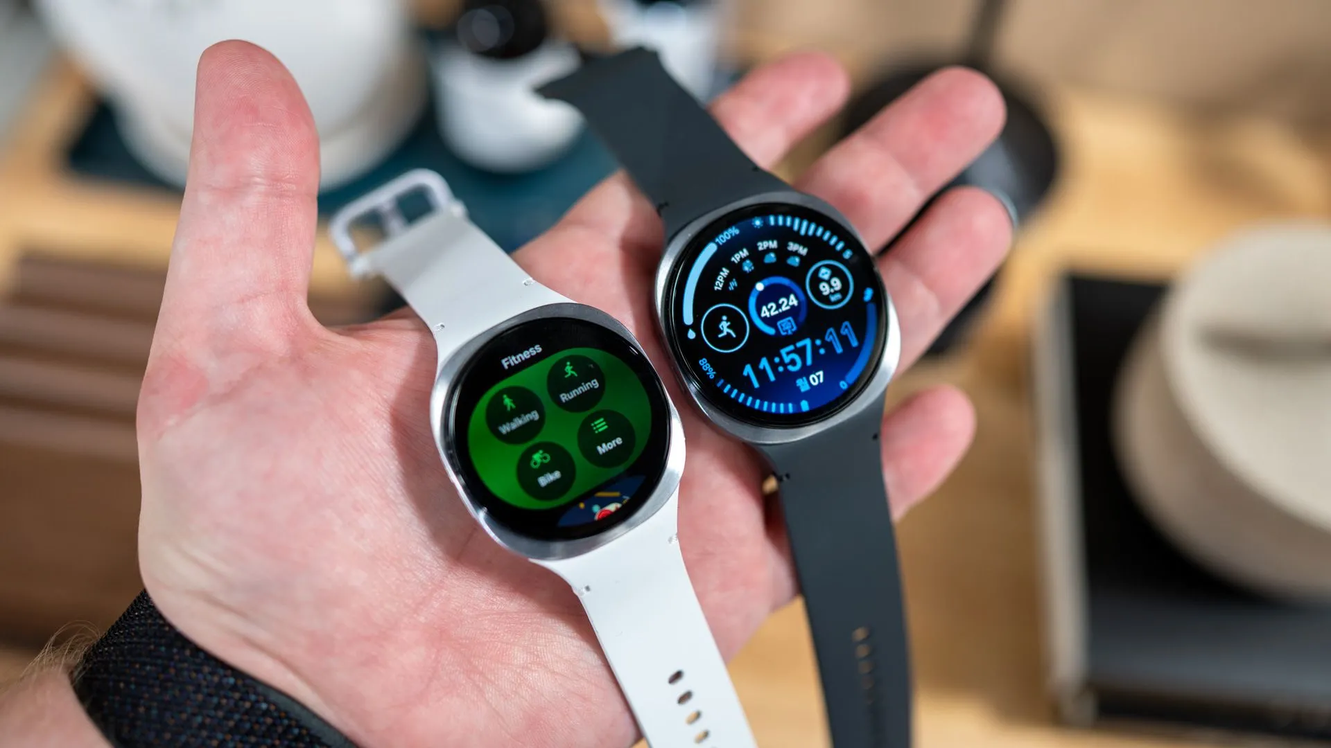 Hai phiên bản Samsung Galaxy Watch 8 40mm và 44mm trên tay người dùng, làm nổi bật kích thước màn hình Super AMOLED sáng vượt trội.