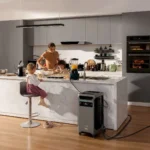 Hình ảnh Anker SOLIX F3800 Plus cấp điện cho tủ lạnh trong nhà, minh họa giải pháp năng lượng dự phòng gia đình