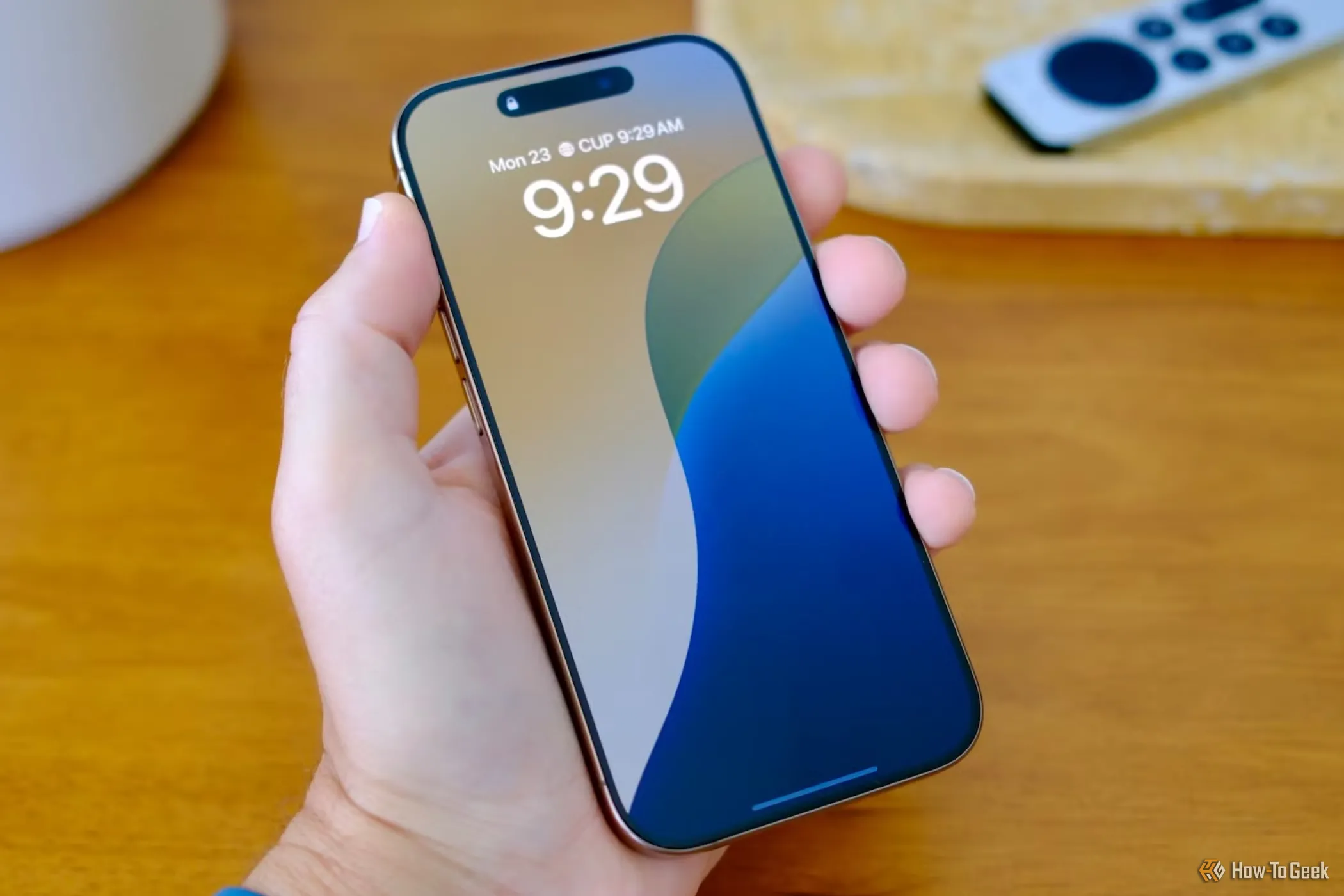 Hình ảnh cận cảnh iPhone 16 Pro Max trong tay người dùng, hiển thị chất lượng màn hình