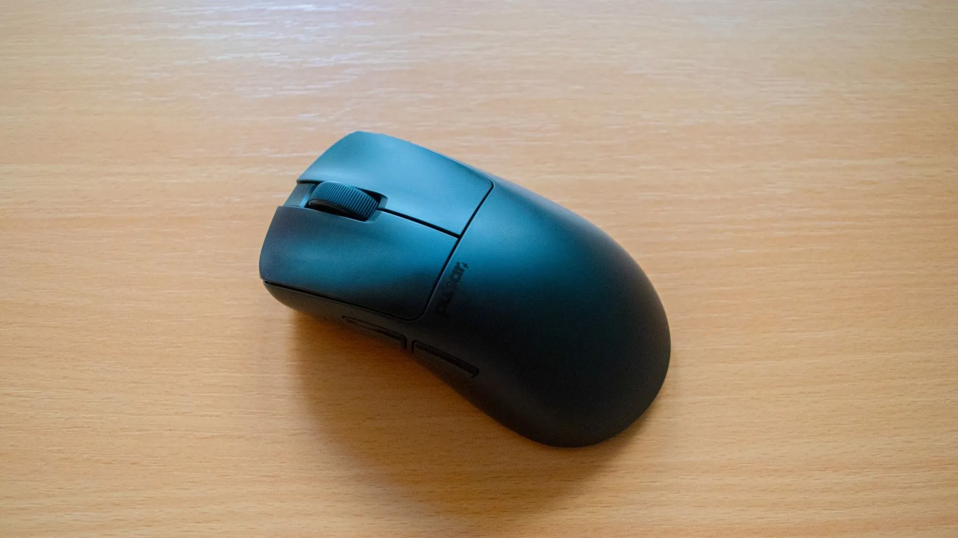 Hình ảnh chuột gaming Pulsar Xlite V3 trên bàn làm việc, minh họa sự thoải mái khi sử dụng.
