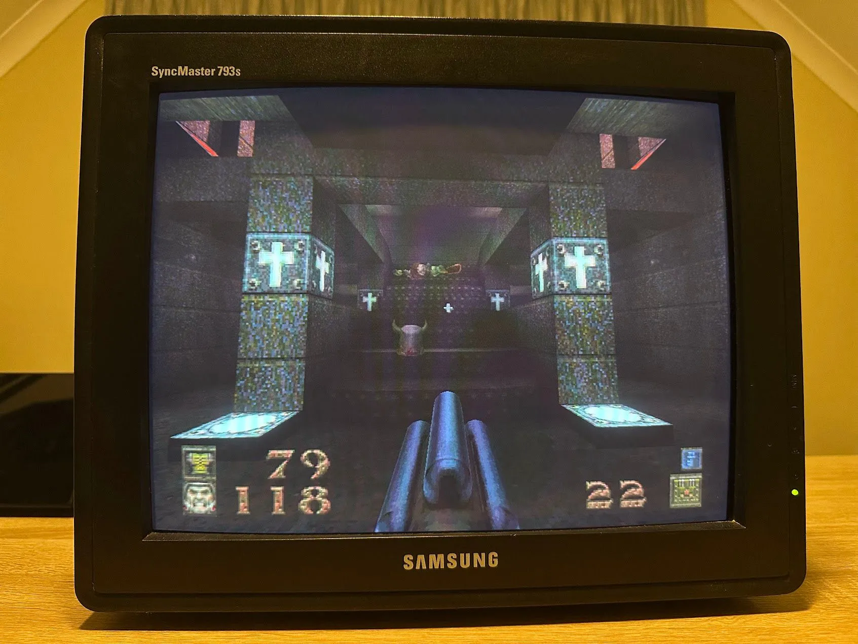 Hình ảnh game Quake cổ điển đang chạy trên màn hình CRT mang lại trải nghiệm retro chân thực