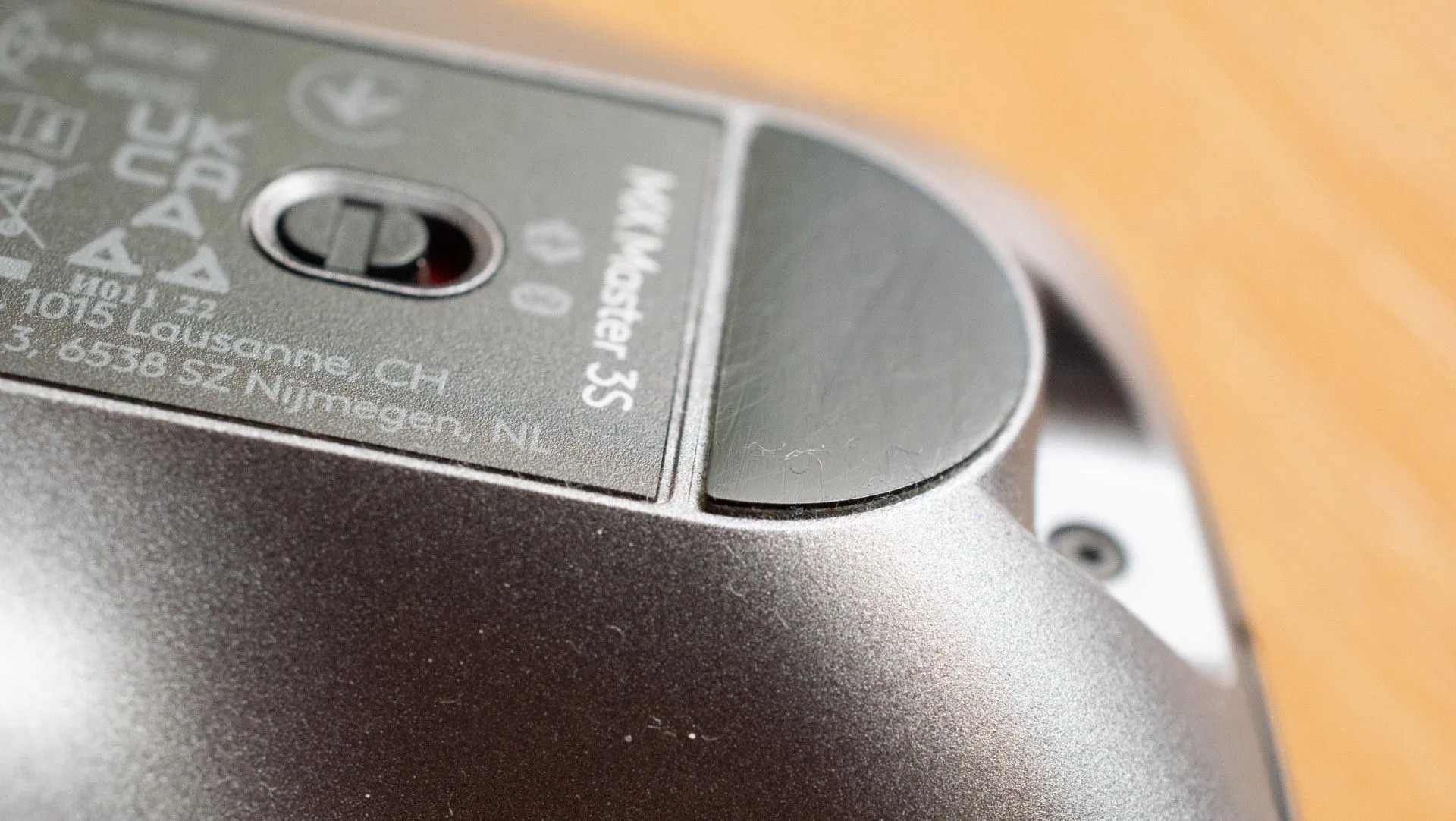 Hình ảnh macro chân đế bằng nhựa của chuột Logitech MX Master 3S với các cạnh sắc gây ma sát