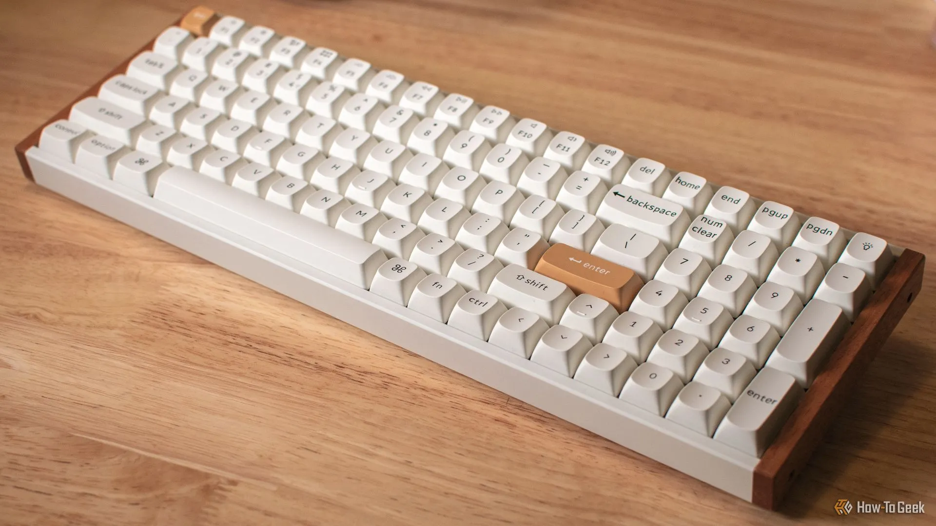 Hình ảnh tổng thể bàn phím Keychron K4 HE đặt trên bàn, thể hiện layout 96% và thiết kế gọn gàng.