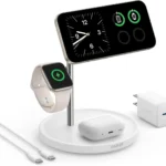 Hình ảnh trạm sạc không dây Anker MagGo 3 trong 1 đang sạc đồng thời iPhone, Apple Watch và tai nghe AirPods.
