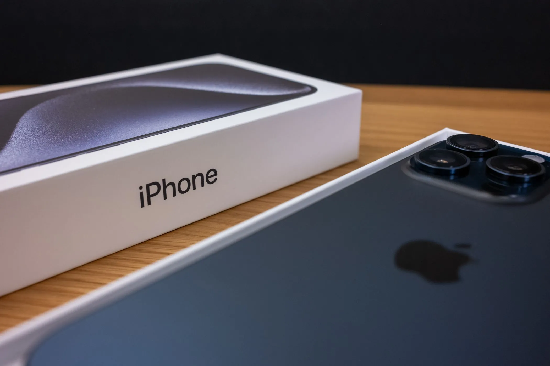 Hộp đựng của iPhone 15 Pro Max, tượng trưng cho trải nghiệm mở hộp sản phẩm mới.