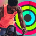 Huấn luyện viên Apple Fitness+ với hình ảnh vòng hoạt động Activity Rings trên màn hình